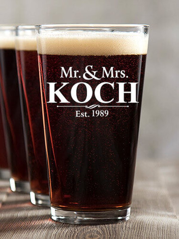 Mr and Mrs : Pint Glasses - Color Printed